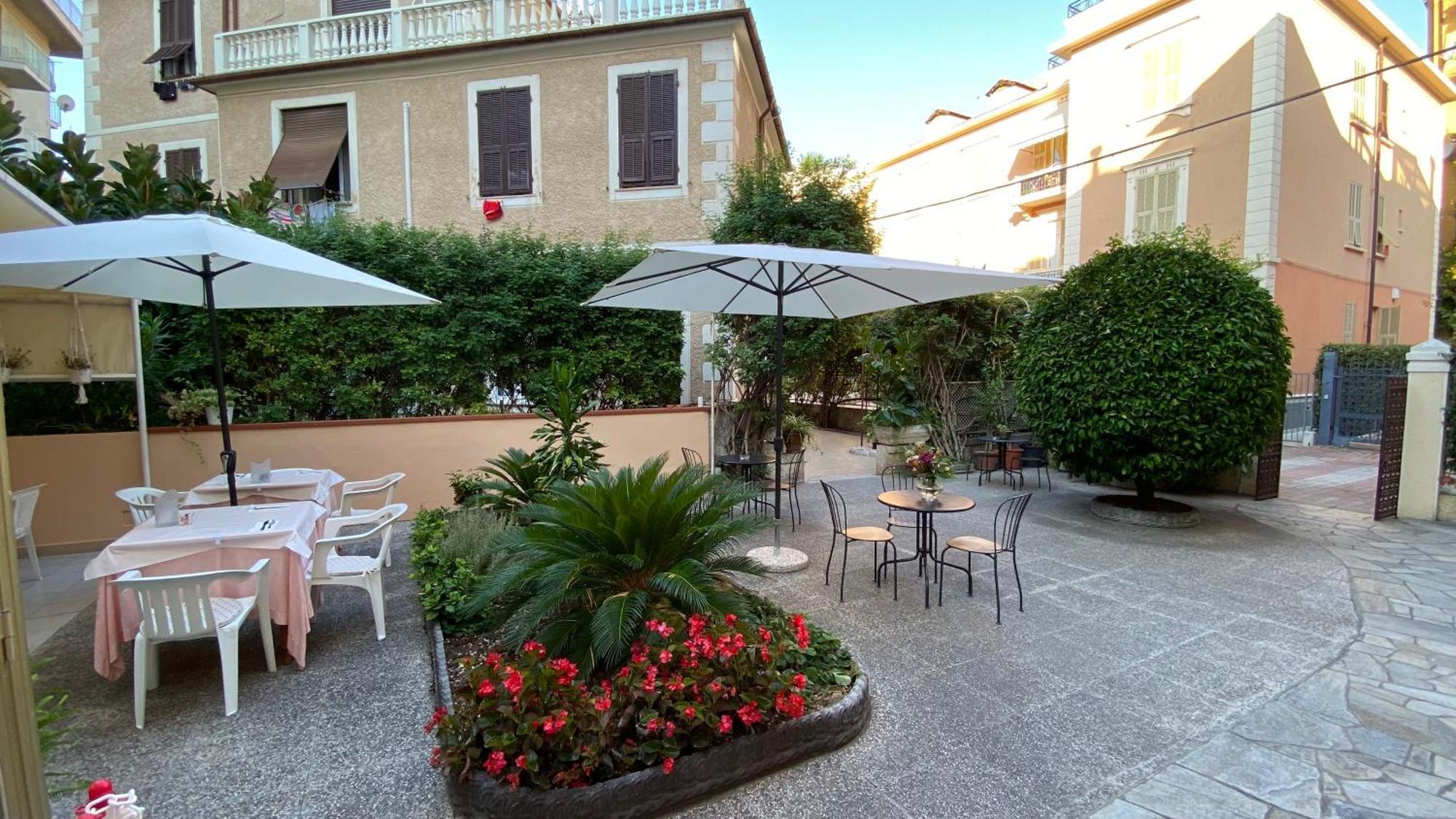Hotel Fiorenza & Banksia Meuble Alassio Kültér fotó