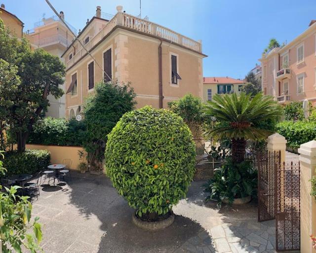 Hotel Fiorenza & Banksia Meuble Alassio Kültér fotó
